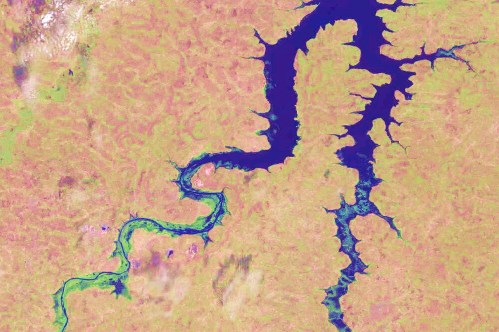 Lake Sélingué from the air, revealing the rivers around it.