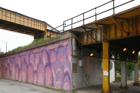 Chicago Blue Line track and mural